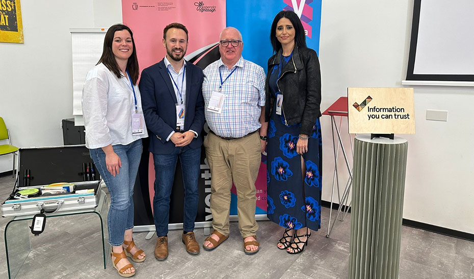 El director general del Instituto Andaluz de la Juventud, Carlos Corrales, posa con otros miembros del organismo tras recoger el reconocimiento.